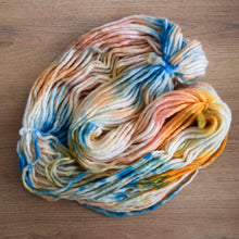 Load image into Gallery viewer, BIRD OF PARADISE | handdyed corriedale pencil roving
